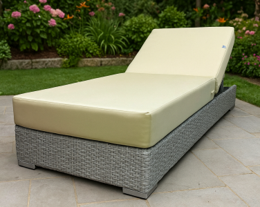 Шезлонг-лежак плетеный с матрасом ReeHouse Mantera оцинкованная сталь, искусственный ротанг, акрил белый люкс, светло-бежевый Фото 1