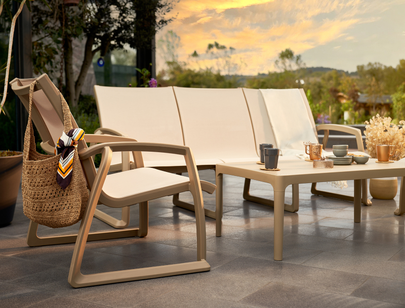 Столик пластиковый журнальный Sky Lounge Table