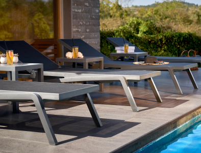 Столик пластиковый для лежака Siesta Contract Ocean Side Table пластик темно-серый Фото 11