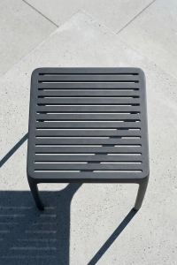 Столик пластиковый для шезлонга PAPATYA Wave Side Table стеклопластик антрацит Фото 5