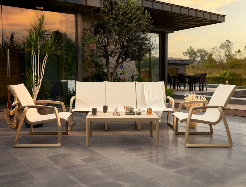 Столик пластиковый журнальный Sky Lounge Table