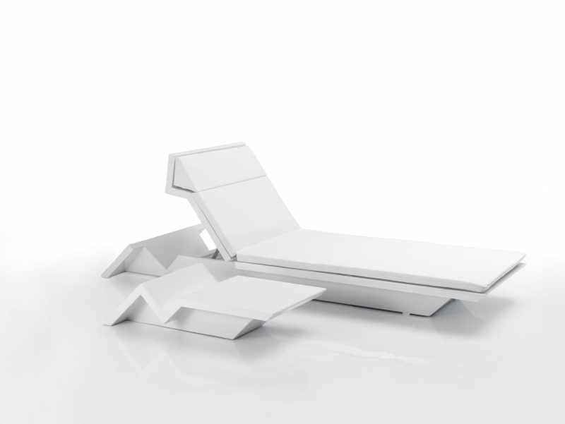 Лежак пластиковый с матрасом Rest Basic