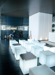 Столик пластиковый журнальный светящийся Kubo Inox Lighting