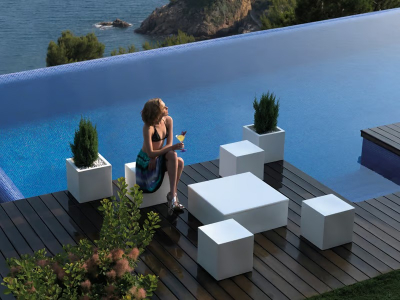 Столик пластиковый кофейный Vondom Jut Chill Basic полиэтилен Фото 6