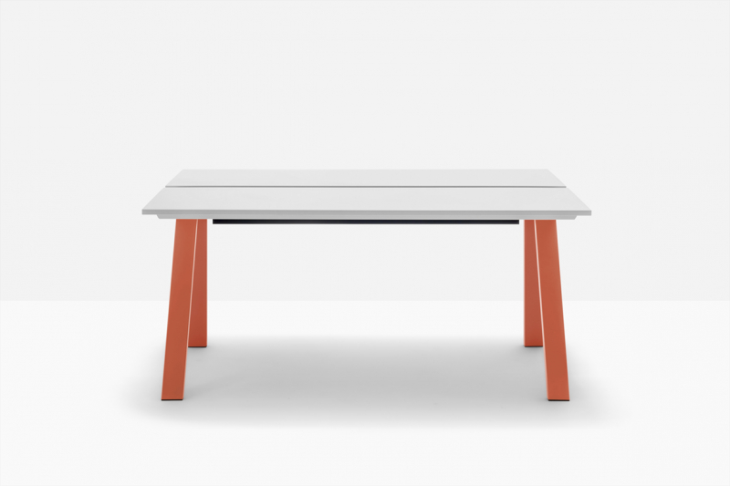 Стол ламинированный с каналом для протяжки проводов Arki-Table Desk