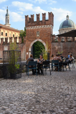 Papillon Enoteca, Тьене, Италия