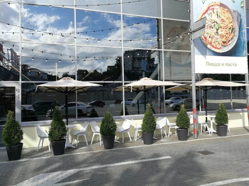 Летняя веранда возле сети магазинов Табрис, Сочи