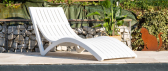 Шезлонг-лежак пластиковый Siesta Contract Slim стеклопластик белый Фото 7