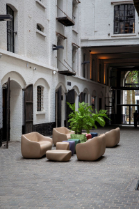 Столик пластиковый журнальный SLIDE Reborn Standard полиэтилен миндальный бежевый Фото 7