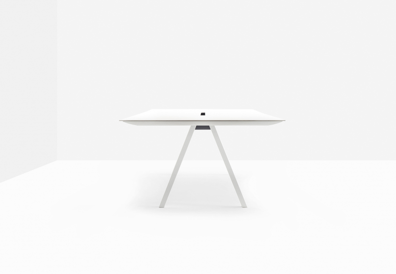 Стол с каналом для протяжки проводов Arki-Table CC Compact