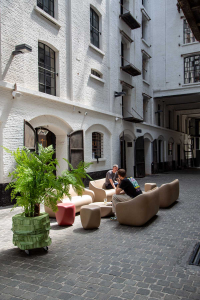 Столик пластиковый журнальный SLIDE Reborn Standard полиэтилен миндальный бежевый Фото 15