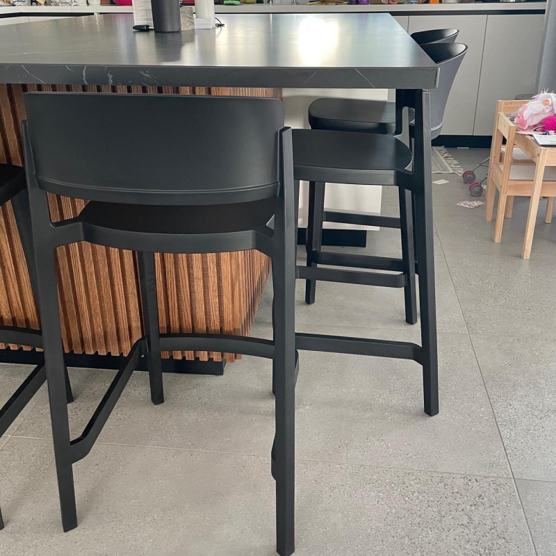 Стул пластиковый полубарный Abuela Stool 67