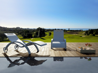 Шезлонг-лежак пластиковый Serendipity Chaise Outdoor S110