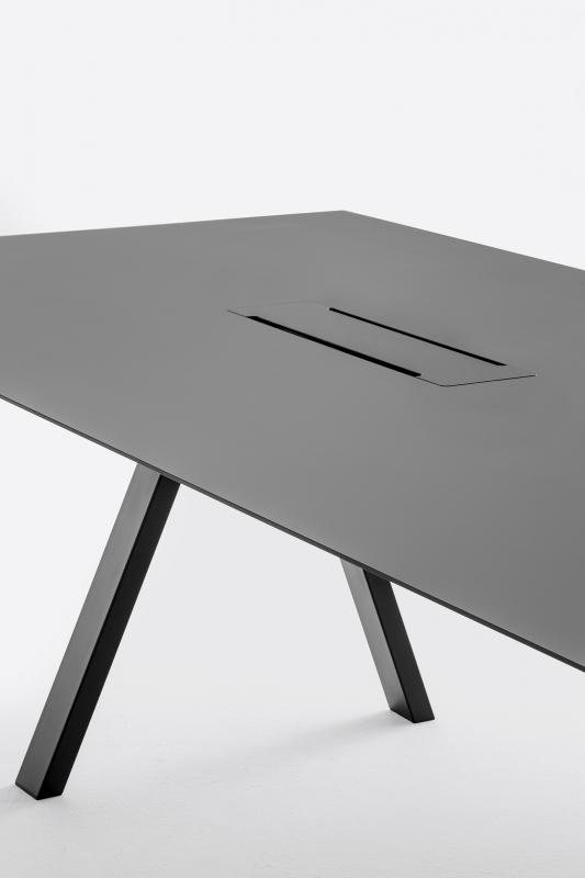Стол с каналом для протяжки проводов Arki-Table CCO Fenix