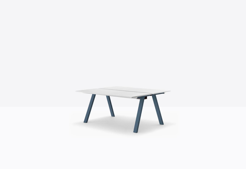 Стол ламинированный с каналом для протяжки проводов Arki-Table Desk