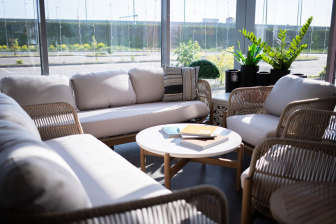 Кресло деревянное плетеное с подушками Talara